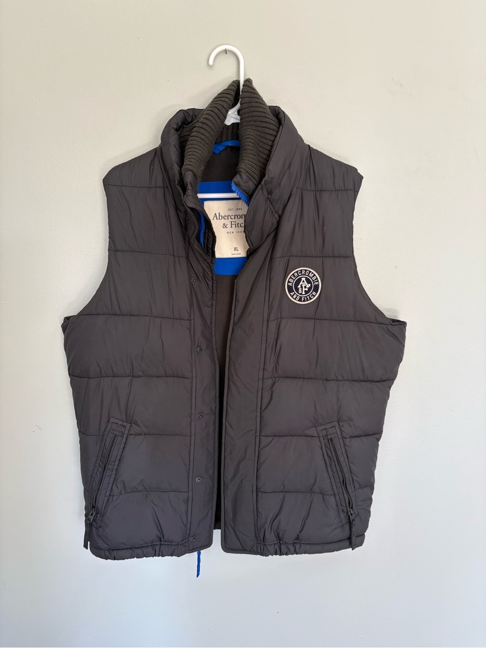 Abercrombie & Fitch Men's Dark Gray Quilted Puffer Vest